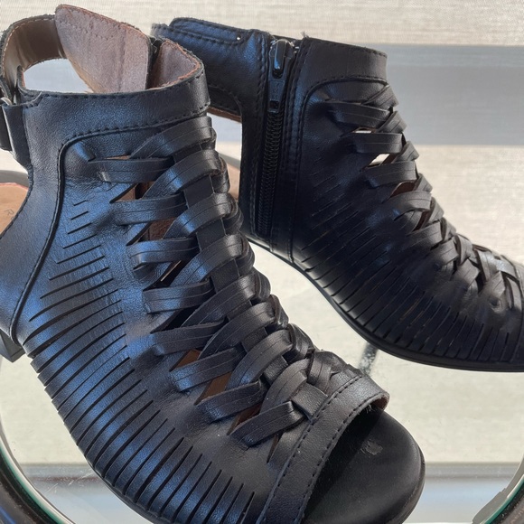 Rockport gladiator black leather sandals/heels in great used condition. Size 7US - Picture 7 of 10